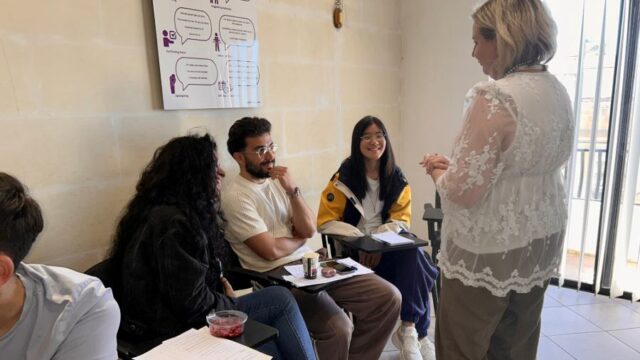 profesora de ingles y alumnos en gateway school of english en malta