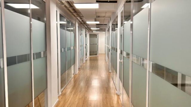 corredor de escuela inlingua