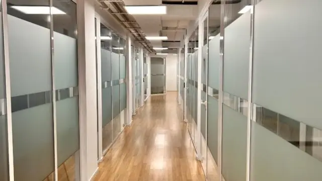corredor de escuela inlingua