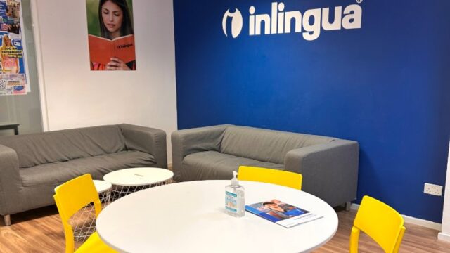 sala de inlingua con sofa y sillas