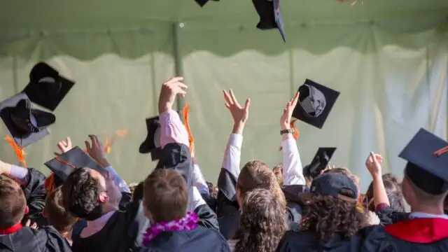 Photography of People Graduating estudiar en el exterior una maestria