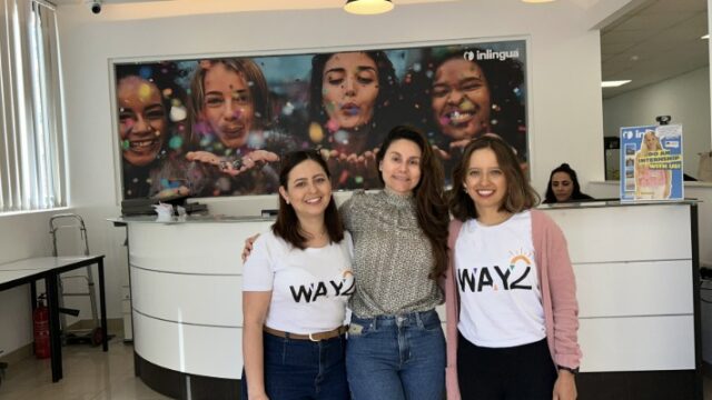 tres mujeres en inlingua con camisa de way2 en inlingua escuela