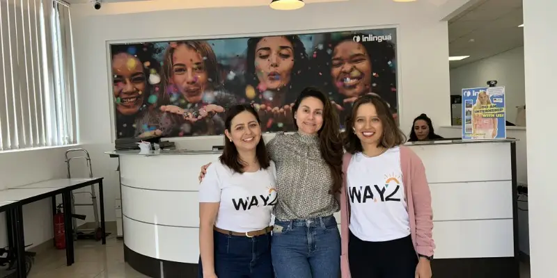 tres mujeres en inlingua con camisa de way2 en inlingua escuela