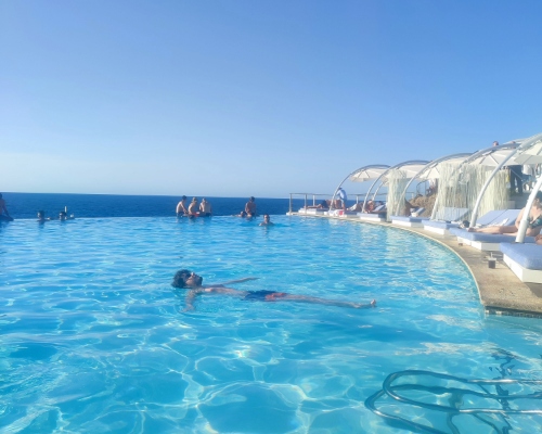 piscina holbre flotando cielo azul