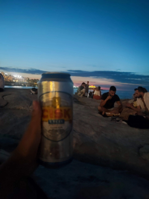 CERVEZA CISK EN LA PLAYA CIELO AZUL