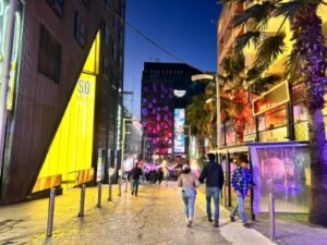CALLE MALTA PERSONAS CAMINAN EDIFICIOS BARES AL LADO NOCHE