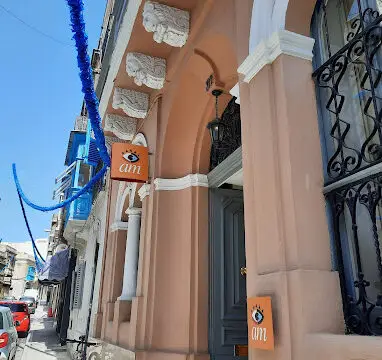 fachada de escuela am con logo am