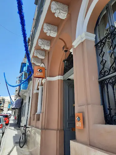 fachada de escuela am con logo am