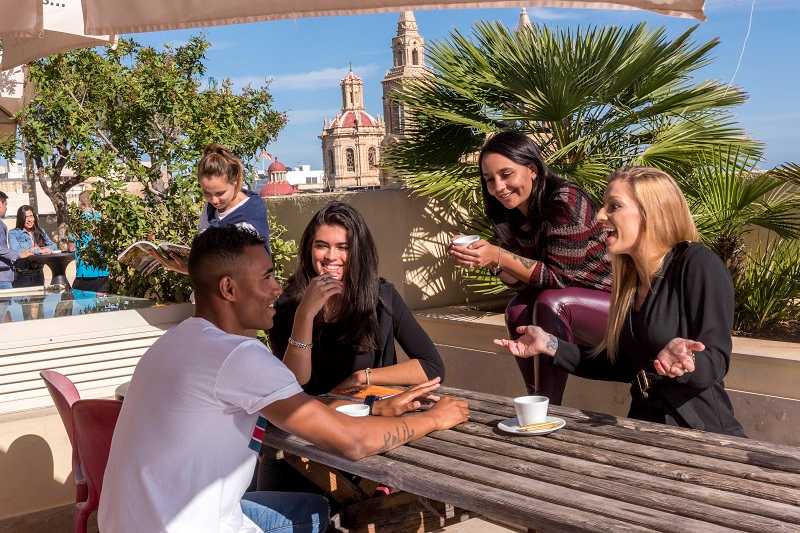 estudiantes terraza malta hablando