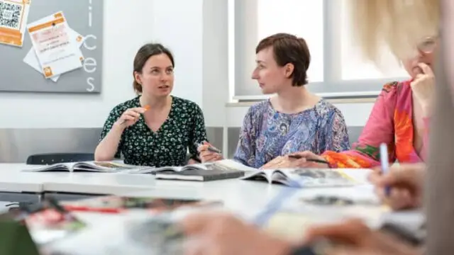 mujeres hablando estudiando