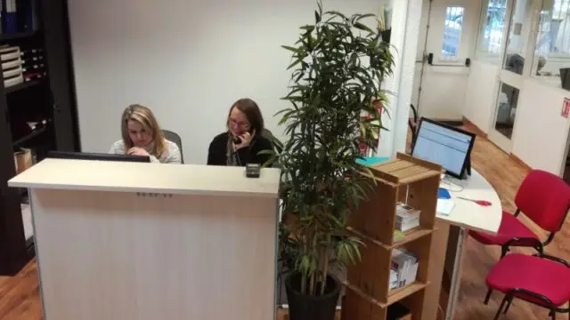 recepcion dos mujeres