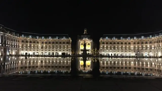 edificacion noche iluminada