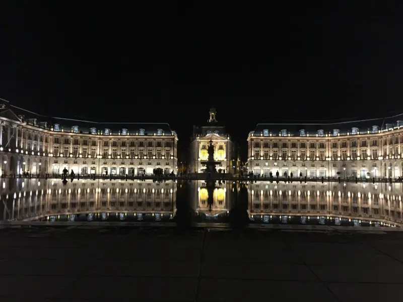 edificacion noche iluminada