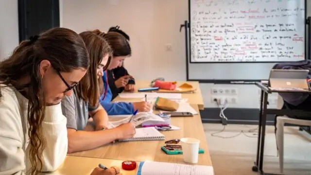 alumnos estudiando