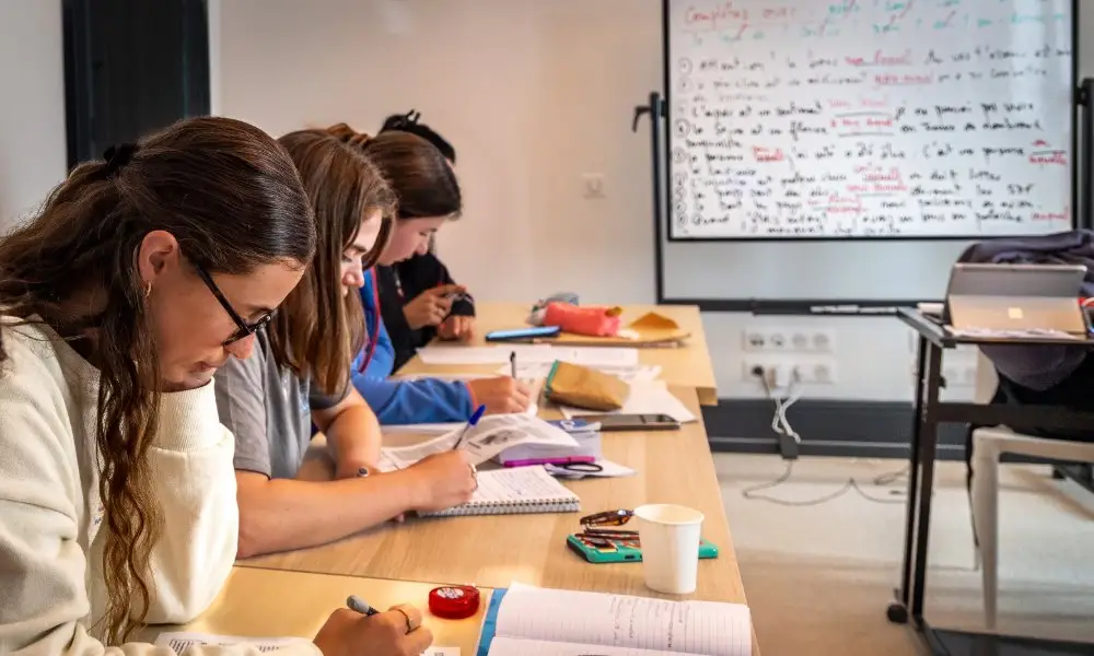 alumnos estudiando