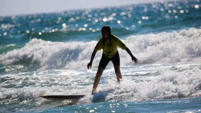 mujer surfeando