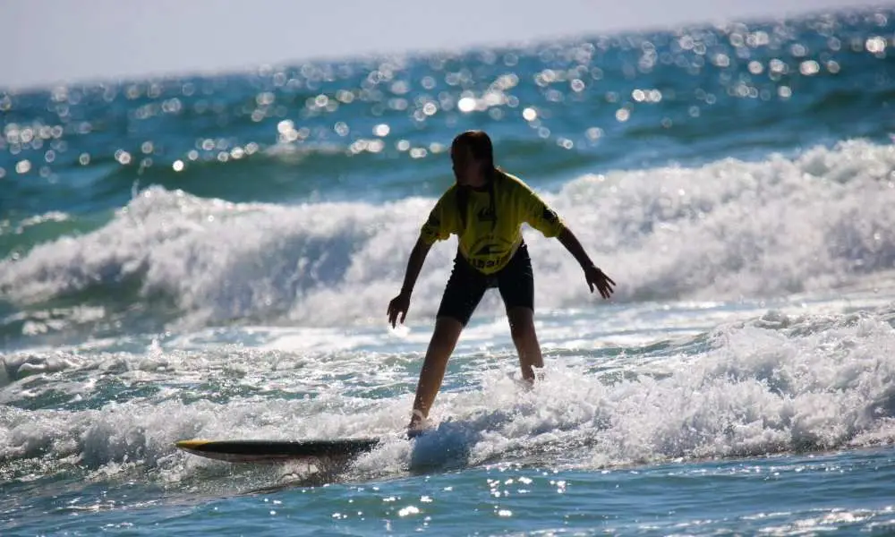 mujer surfeando