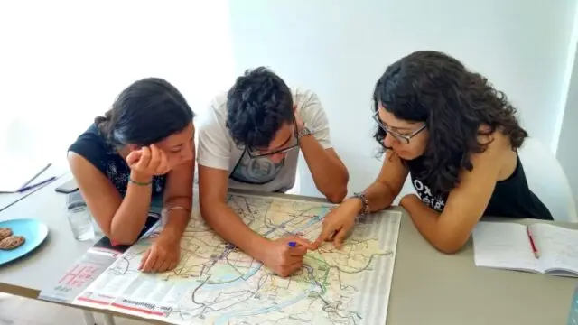 3 personas mirando mapa