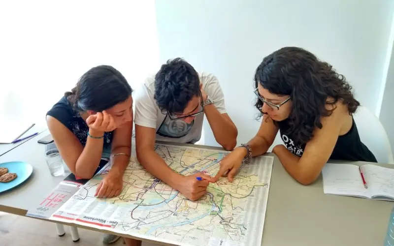 3 personas mirando mapa