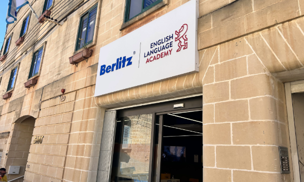 fachada de piedra puerta deslizante vidrio letrero berlitz