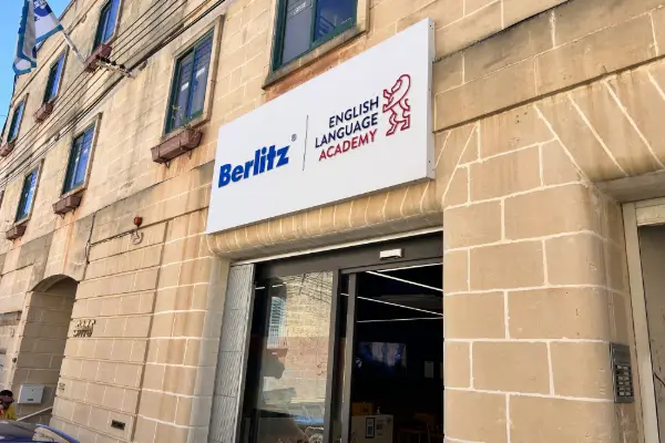 fachada de piedra puerta deslizante vidrio letrero berlitz