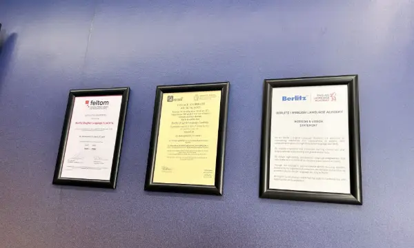 muro certificados colgados en la pares blancos y amarillo