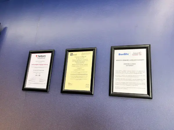muro certificados colgados en la pares blancos y amarillo