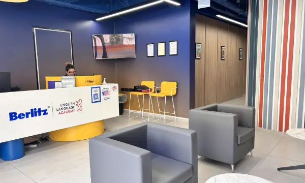 sala de atencion de berlitz con sofas grises