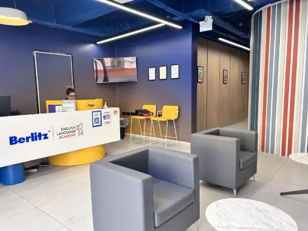 sala de atencion de berlitz con sofas grises