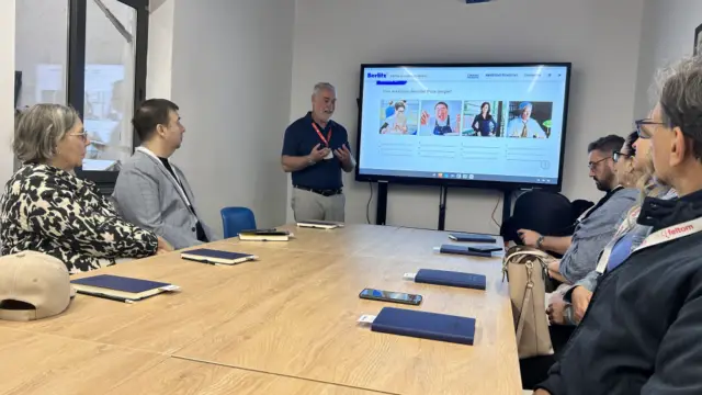 salon de clase profeso un televisor estudiantes